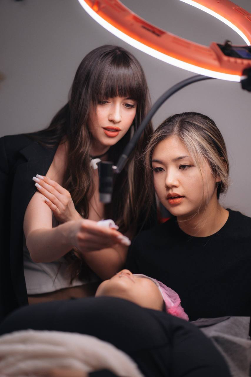 Snizhana teaching LED lash extension technique